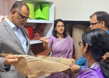 পলিথিনের ক্ষতিকর প্রভাব কমাতে পাটজাত পণ্যের ব্যবহার