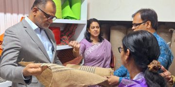 পলিথিনের ক্ষতিকর প্রভাব কমাতে পাটজাত পণ্যের ব্যবহার