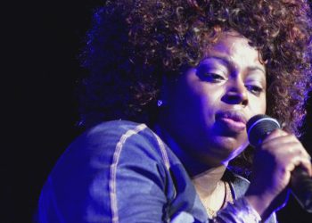 দুর্ঘটনায় প্রাণ হারালেন মার্কিন গায়িকা অ্যাঞ্জি স্টোন