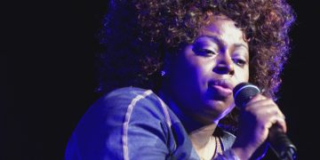 দুর্ঘটনায় প্রাণ হারালেন মার্কিন গায়িকা অ্যাঞ্জি স্টোন