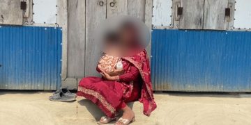 সন্তানের স্বীকৃতির দাবিতে গৃহবধূর অনশন