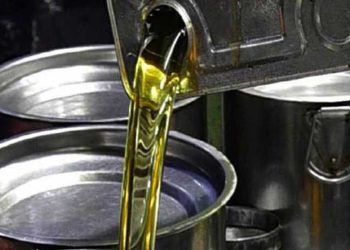 খোলা সয়াবিন তেল বিক্রি হচ্ছে ২০০ টাকা লিটার