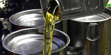 খোলা সয়াবিন তেল বিক্রি হচ্ছে ২০০ টাকা লিটার