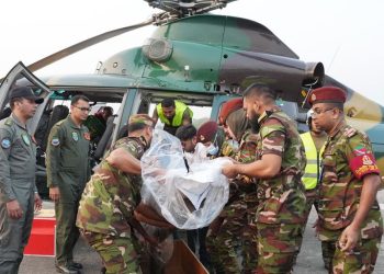 ক্ষুব্ধ জাতির কাঁধে শিশুটির লাশ