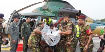 ক্ষুব্ধ জাতির কাঁধে শিশুটির লাশ