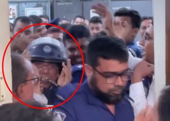 সাবেক আইনমন্ত্রী আনিসুল হক আদালত চত্বরে ক্ষুব্ধ আইনজীবী ও জনতার কিল-ঘুষির শিকার হলেন