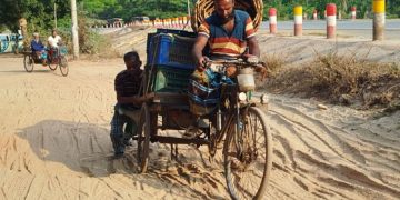 বরিশালের আগৈলঝাড়া ৫ কিমি সড়কের বেহালদশা
