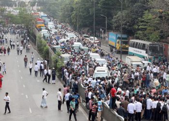 অবরোধ যানজট বৃষ্টিতে ঢাকায় দিনভর দুর্ভোগ