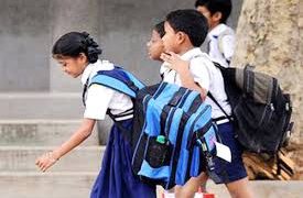 স্কুলের ছাত্র/ছাত্রীদের কাঁধে বইয়ের বোঝা