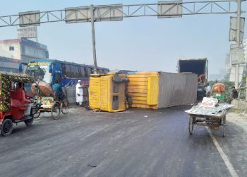 মালবাহী ট্রাক উল্টে ঢাকা-চট্টগ্রাম মহাসড়কে যানজট