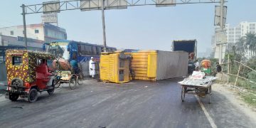 মালবাহী ট্রাক উল্টে ঢাকা-চট্টগ্রাম মহাসড়কে যানজট