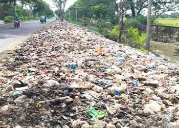 ময়লায় ভরে যাচ্ছে পৌর এলাকা
