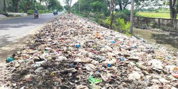 ময়লায় ভরে যাচ্ছে পৌর এলাকা