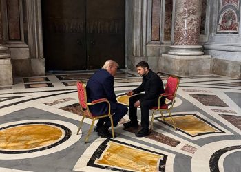 উত্তপ্ত বৈঠকের পর ট্রাম্প-জেলেনস্কির প্রথম সাক্ষাৎ