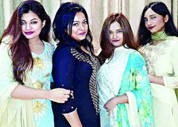 তিন কন্যাকে নিয়ে গাইলেন ডলি সায়ন্তনী