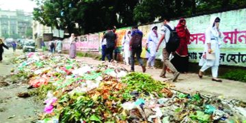 রাস্তার পাশে ময়লা আবর্জনা ভোগান্তিতে পথচারীরা