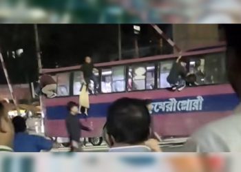 মগবাজার রেললাইনে আটকে গেল বাস