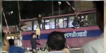 মগবাজার রেললাইনে আটকে গেল বাস