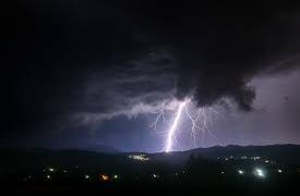 বজ্রপাতে এক দিনে ১৭ জনের মৃত্যু, নদীবন্দরে সতর্ক সংকেত