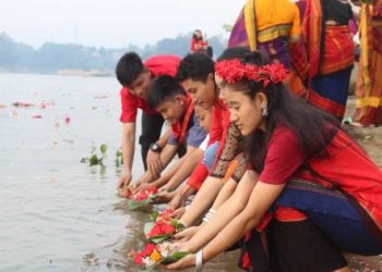 নদীতে প্রার্থনার ফুল মঙ্গলকামনা