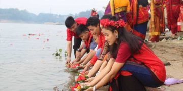 নদীতে প্রার্থনার ফুল মঙ্গলকামনা
