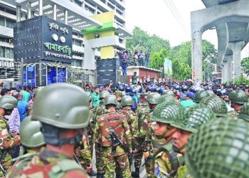 খামারবাড়িতে গতকাল দুই পক্ষকে শান্ত করার চেষ্টায় যৌথ বাহিনীর সদস্যরা