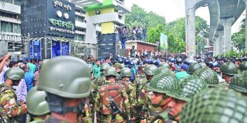 খামারবাড়িতে গতকাল দুই পক্ষকে শান্ত করার চেষ্টায় যৌথ বাহিনীর সদস্যরা