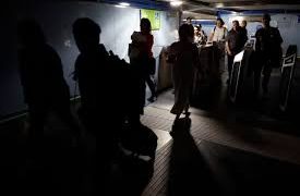 চারিদিকে অন্ধকার, ট্রেন বন্ধ, তীব্র যানজট