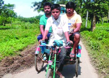 শিশুর কাঁধে সংসারের বোঝা