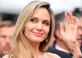 লাল গালিচায় দ্যুতি ছড়ালেন অ্যাঞ্জেলিনা জোলি