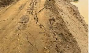 সংস্কার কাজ শেষ না হতেই বাঁধে ফাটল