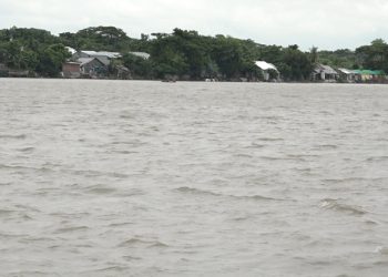 অনেক স্থানে নদনদীর পানি বিপৎসীমার ওপরে