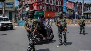 থেমে যাচ্ছে কাশ্মীরিদের রুটিরুজির পথ