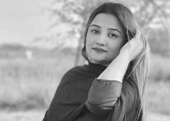 বাবার কবরের পাশে চিরনিদ্রায় শায়িত