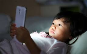 শিশুর চোখের সমস্যা বাড়াচ্ছে স্মার্টফোন