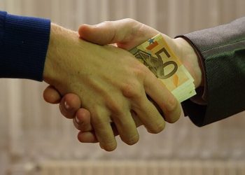 তিনি ঘুষ খান না কমিশন নেন