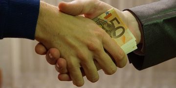 তিনি ঘুষ খান না কমিশন নেন