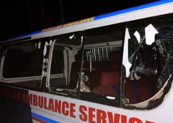 সড়কে গাছ ফেলে অ্যাম্বুলেন্সে ডাকাতি