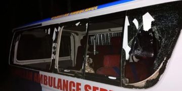 সড়কে গাছ ফেলে অ্যাম্বুলেন্সে ডাকাতি