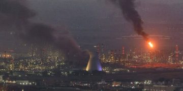 মিসাইল হামলায় ইসরায়েলি তেল পরিশোধনাগার বিধ্বস্ত