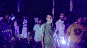 ওপারে লাইট নিভিয়ে পুশ ইনের চেষ্টা, এপাড়ে টর্চ জ্বালিয়ে পাহারায় গ্রামবাসী