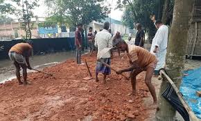 গ্রামবাসীর অর্থ ও স্বেচ্ছাশ্রমে রাস্তা সংস্কার