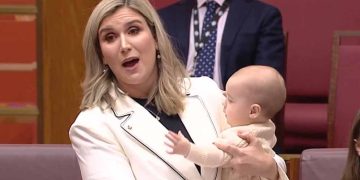 সন্তান কোলে নিয়েই অস্ট্রেলিয়ার পার্লামেন্টে ভাষণ দিলেন নারী সিনেটর