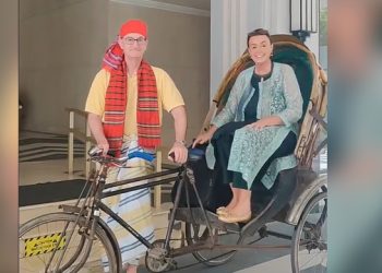 রিকশা চালিয়ে বিদায়ী শুভেচ্ছা জার্মান রাষ্ট্রদূতের