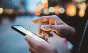 মোবাইলে আঙুল চালিয়ে জীবন শেষ করে দিও না