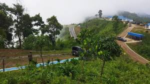 নীলগিরির পথে পাহাড়ের ঢালে দেখা মেলে সারি সারি আম, ড্রাগন, লেবু, আপেল