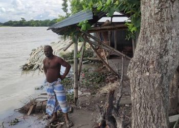 বাঁধ ভেঙে তিন গ্রাম প্লাবিত, পানিবন্দি শতাধিক পরিবার
