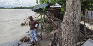 বাঁধ ভেঙে তিন গ্রাম প্লাবিত, পানিবন্দি শতাধিক পরিবার
