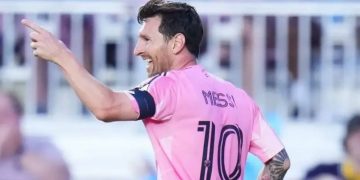 দর্শনীয় জোড়া গোল মেসির