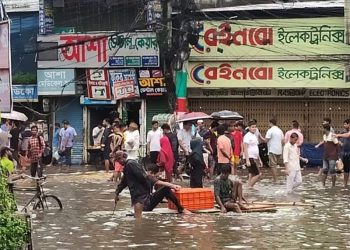 ফেনী নোয়াখালীতে পানিবন্দি মানুষ বিদ্যুৎ নেই অনেক এলাকায়